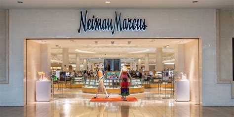 neiman marcus store hours today.